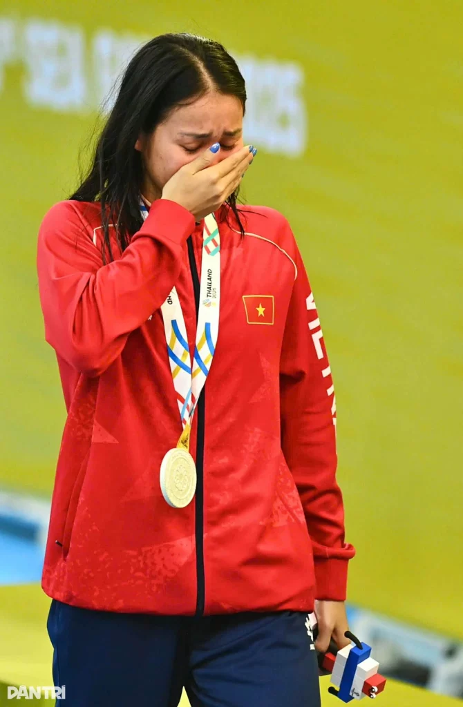 Kình ngư Mỹ Tiên lên tiếng sau khoảnh khắc bật khóc trên bục nhận HCB 3 mytien4l13 12 25jpeg 1765639789467