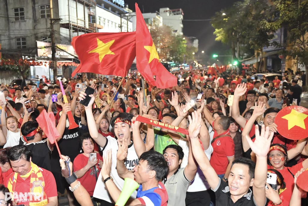 CĐV Malaysia hòa cùng dòng người hát "Như có Bác Hồ..." ăn mừng chiến thắng của ĐTVN 1 dsc7466 1774970637402