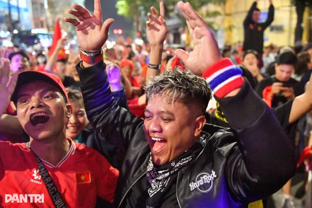 CĐV Malaysia hòa cùng dòng người hát "Như có Bác Hồ..." ăn mừng chiến thắng của ĐTVN 3 dsc7853 1774970649513