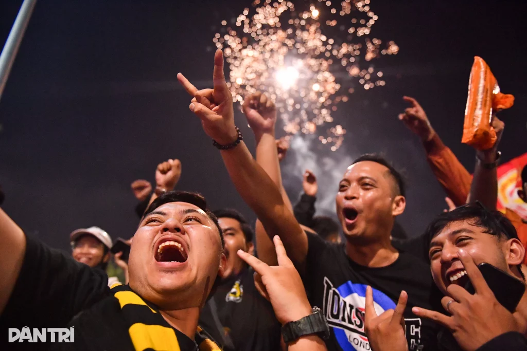 CĐV Malaysia hòa cùng dòng người hát "Như có Bác Hồ..." ăn mừng chiến thắng của ĐTVN 2 dsc7934 1774970652113