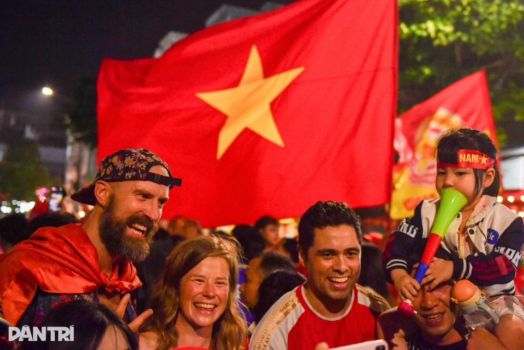 CĐV Malaysia hòa cùng dòng người hát "Như có Bác Hồ..." ăn mừng chiến thắng của ĐTVN 4 dsc8004 1774970651675