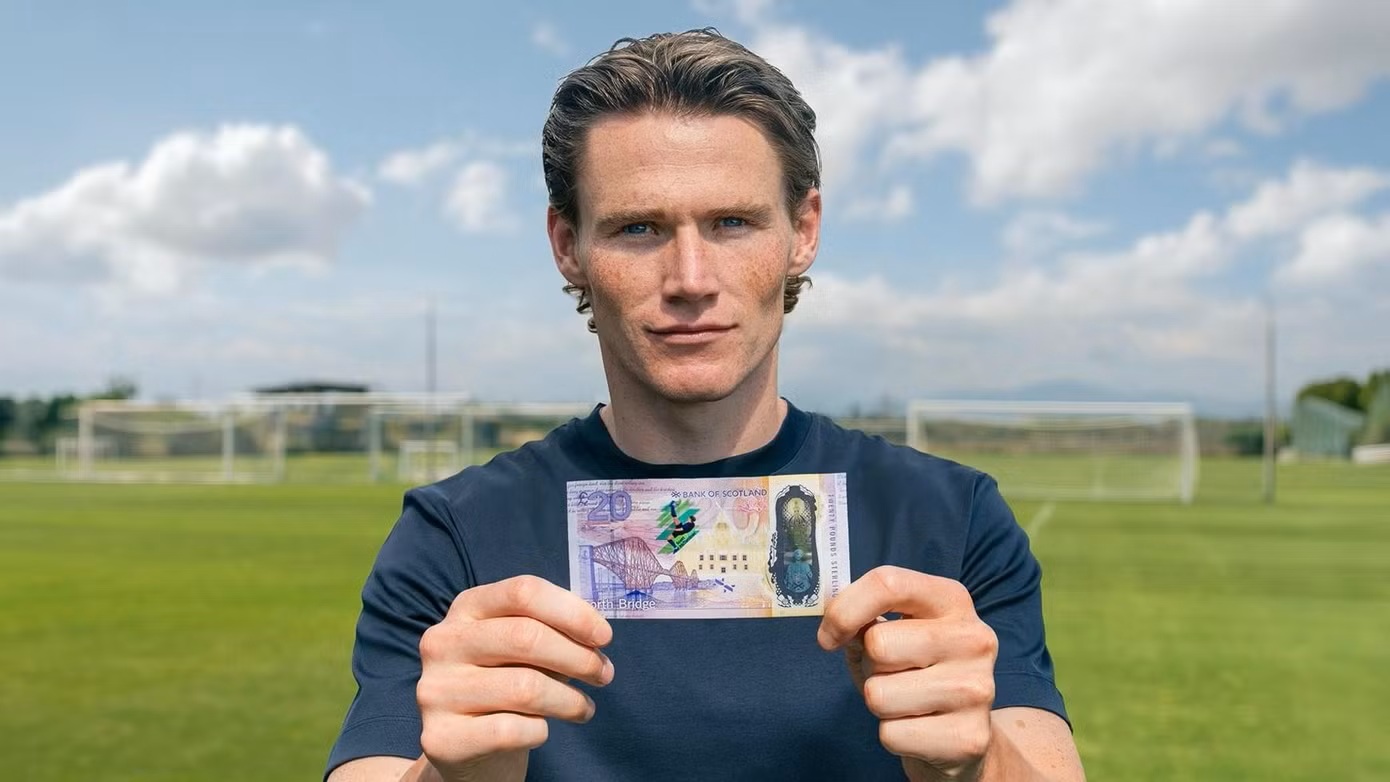 Đưa đội nhà đi World Cup, cựu sao MU được vinh danh trên... tiền 2 mctominay