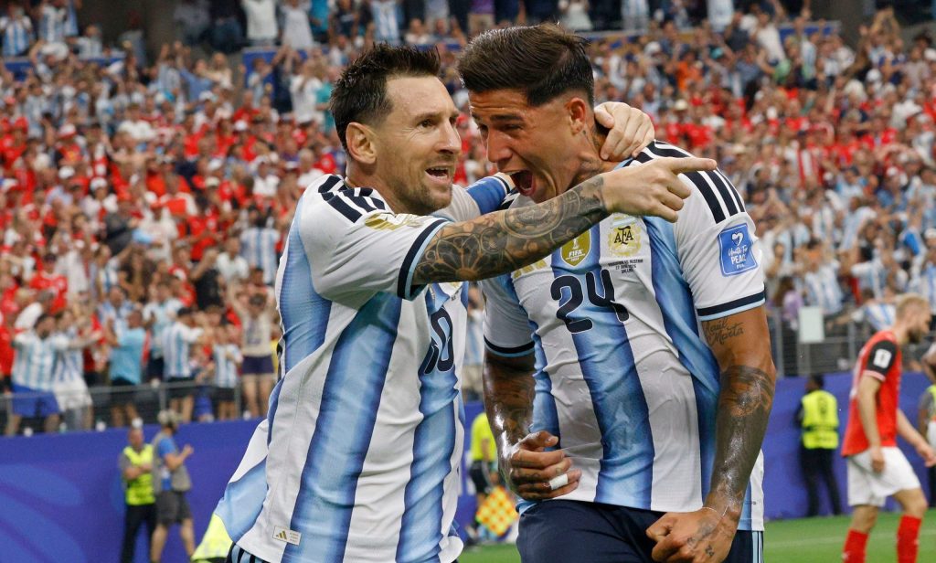 CĐV trèo lan can, "đột kích" studio bình luận trận đấu của Argentina 2 Austria Argentina WCup Soccer 127 1782159837331 1782159869208 cfbc0be5 cba6 490d ad70 333198ec50ec scaled e1782170273496