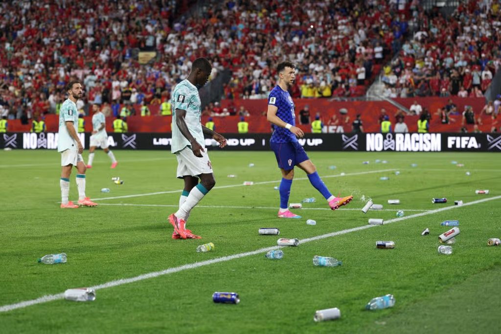 CĐV dội cơn mưa chai lọ xuống sân khi Croatia bị tước bàn thắng 2 0 Portugal v Croatia Round of 32 FIFA World Cup 2026
