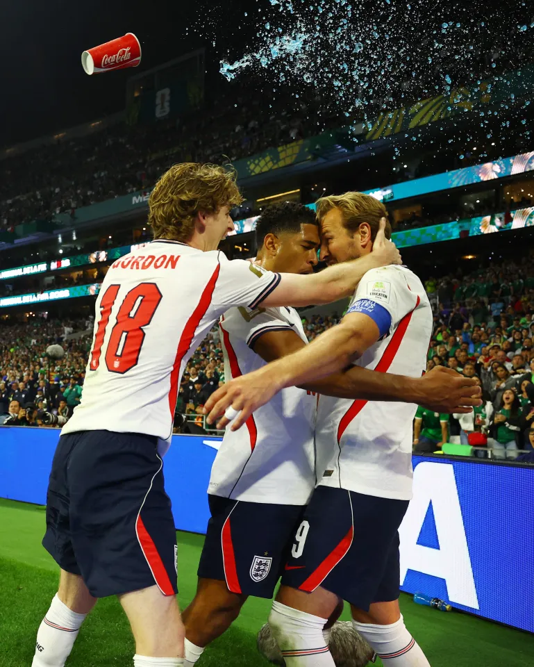Cầu thủ Anh bị các CĐV Mexico tạt bia lên người khi đang ăn mừng bàn thắng 2 2026 englands harry kane celebrates 1093448900