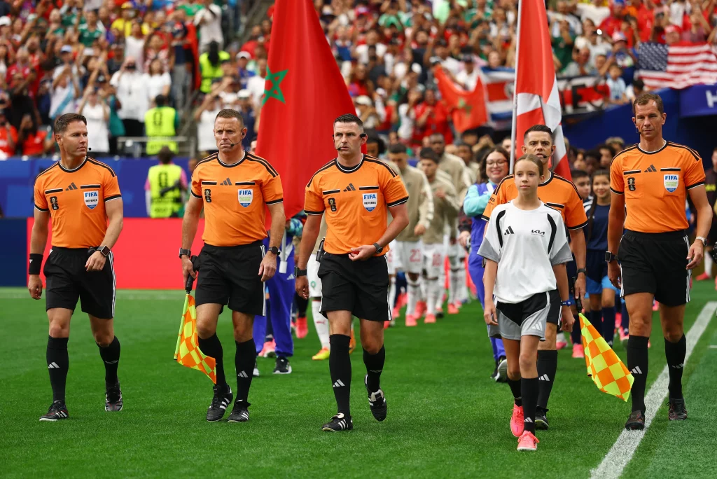 Sự cố khiến trọng tài phải dừng trận Canada - Ma rốc chỉ sau đúng 1 giây 2 2026 referee michael oliver walks 1093122619
