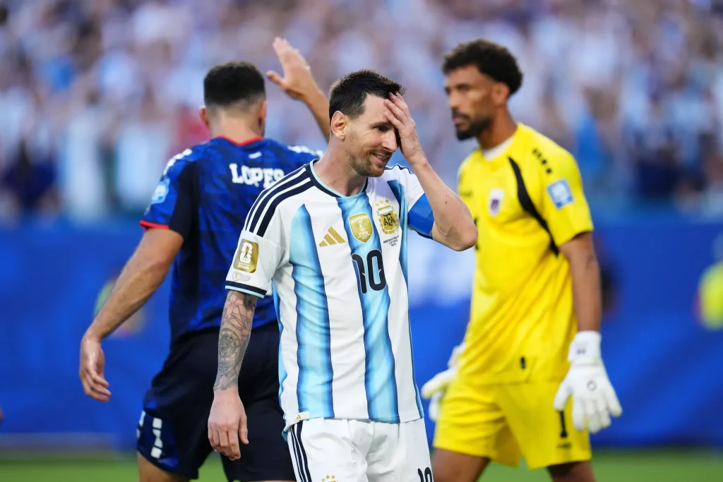 Messi gây tranh cãi vì tranh thủ đá phạt khi đối thủ vẫn đang xếp hàng rào 2 2026 round 32 match argentina 1092937146