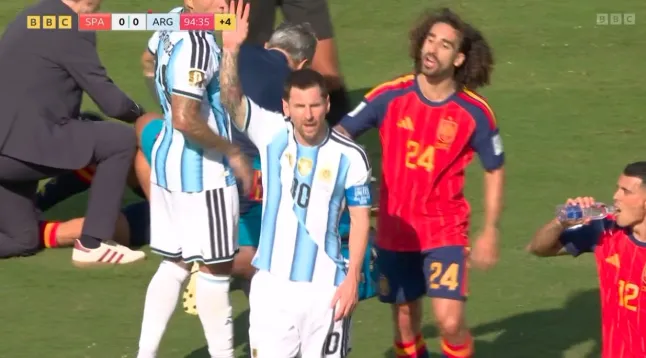 Lý do Cucurella không bị đuổi khỏi sân sau khi che miệng nói chuyện với Messi 2 Lionel Messi and Marc Cucurella 6ca0