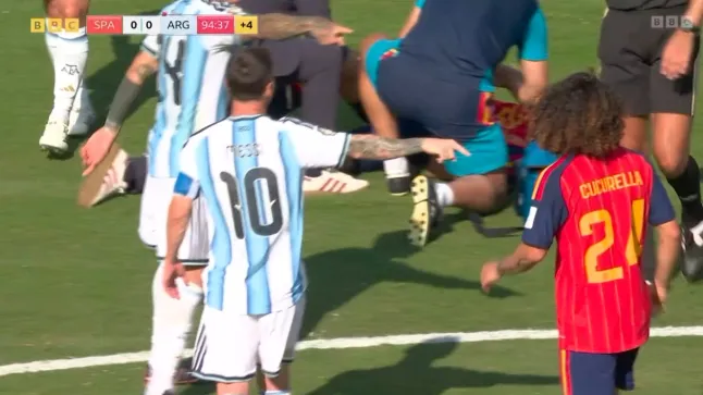 Lý do Cucurella không bị đuổi khỏi sân sau khi che miệng nói chuyện với Messi 3 Lionel Messi points to Marc Cucurella 0e10