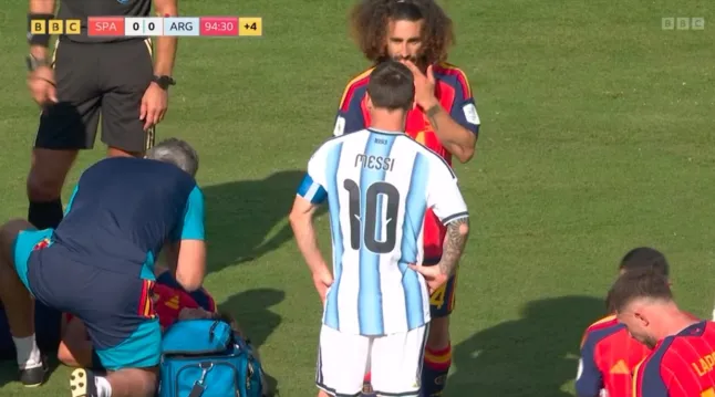 Lý do Cucurella không bị đuổi khỏi sân sau khi che miệng nói chuyện với Messi 1 Marc Cucurella speaks to Lionel Messi 54c5