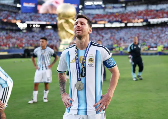 Các cầu thủ Argentina quay lưng lại với ĐT Tây Ban Nha trong lễ nâng cúp vô địch 4 SEI 305823153 9ce1
