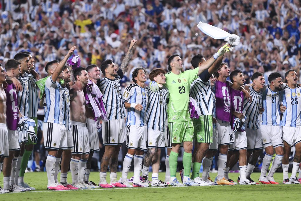 Hơn 5 triệu người kí đơn kiến nghị đòi loại Argentina và Messi khỏi World Cup 2 argentina v switzerland quarter final fifa world cup 2026 scaled 1