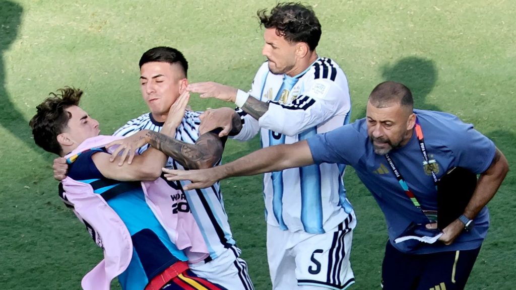 Chính thức: FIFA mở cuộc điều tra Argentina sau hàng loạt sự cố ở trận chung kết 1 crop 39810355