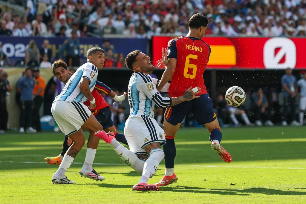 Trọng tài bắt trận chung kết gây tranh cãi với quyết định có lợi cho Argentina 2 nicolas otamendi 19 argentina fouled 1096417159