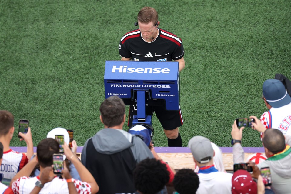 Bị tố thiên vị Argentina, FIFA tức tốc thay đổi quy định về VAR từ vòng tứ kết 1 referee drew fischer checks monitor 1091555892