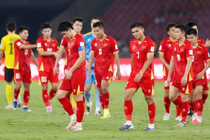 HLV Troussier chỉ ra vấn đề lớn nhất của bóng đá Việt Nam 2 dT Viet Nam hang 4 FIFA ASEAN Cup hanh trinh chua tron ven 1791198849403 102113918815298987 g8178877560252923 1791202961 776 width740height493