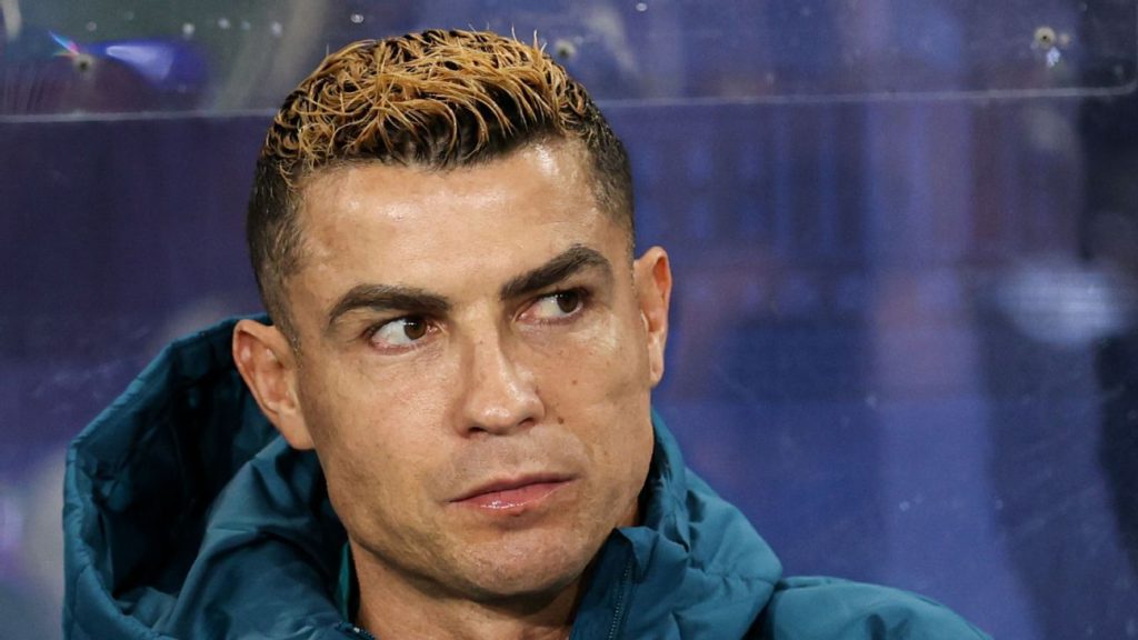 Án phạt cho Ronaldo sau lùm xùm tự ý rời tuyển Bồ Đào Nha 2 i